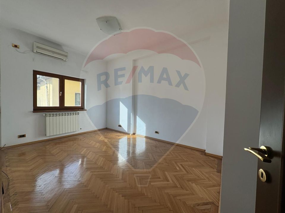 Apartament cu 4 camere de închiriat în zona Casin