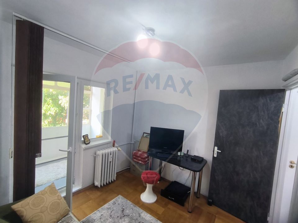 Vanzare ap 3 camere 2 bai etaj 1 complet decomandat  zona Miorita