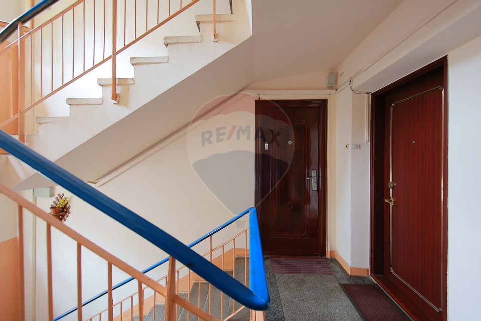 Apartament cu 3 camere de vânzare în zona Nufarul