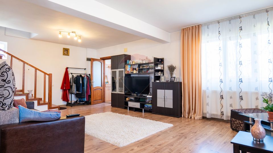 Vanzare vilă Bacu P+1+Pod, livadă, acces rapid A0/A1/Centură