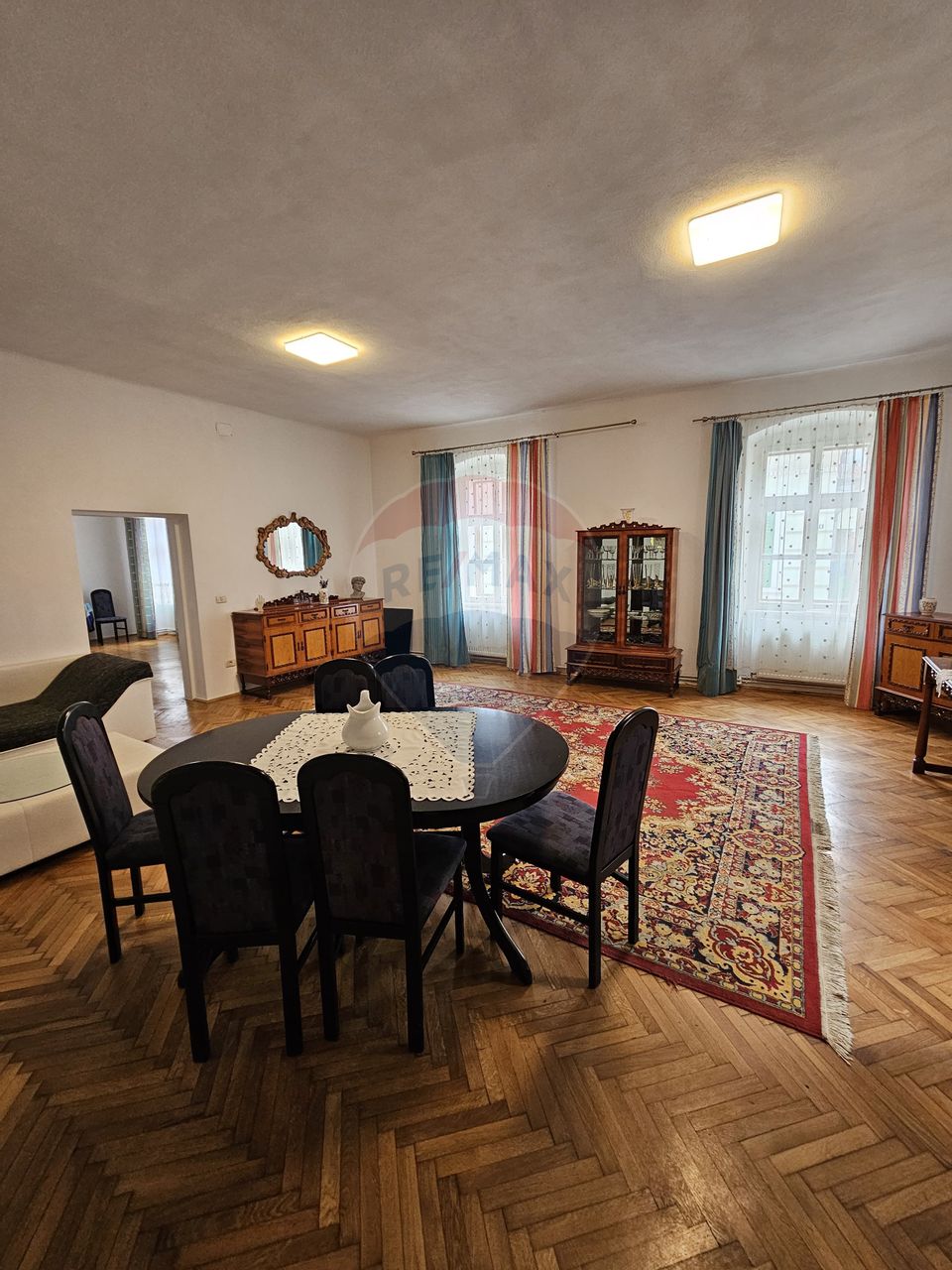 Apartament ultracentral cu 3 camere de închiriat