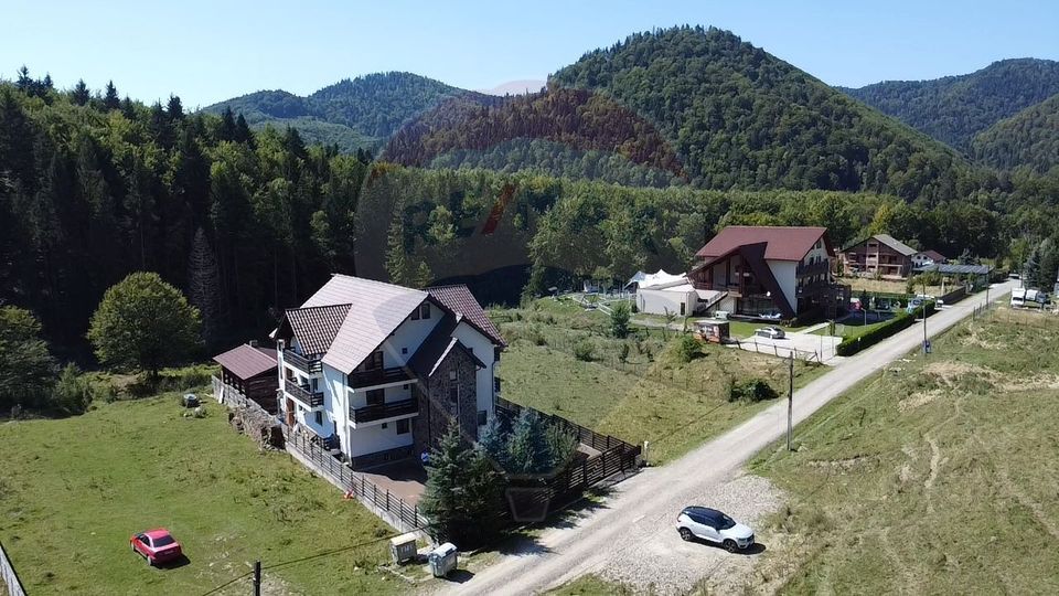 Pensiune cu 14 camere de vânzare Bucovina lângă pârtia Pojorata Malini