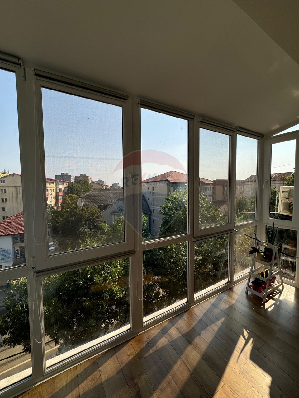 Apartament cu 3 camere de vânzare în zona Dambovita