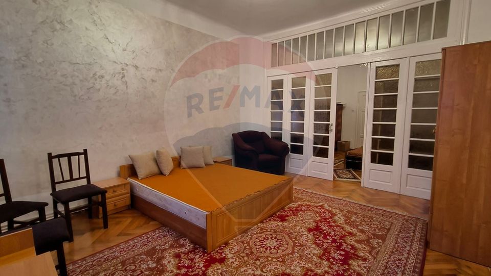 Casă cu 3 camere de vânzare în zona Centrală