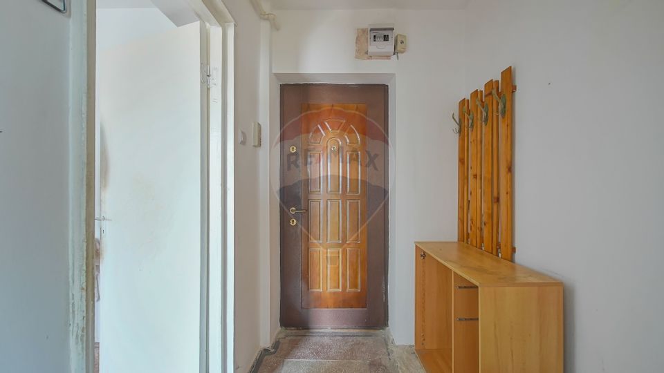 REZERVAT | Garsonieră decomandată | Zona Tractorul | De renovat