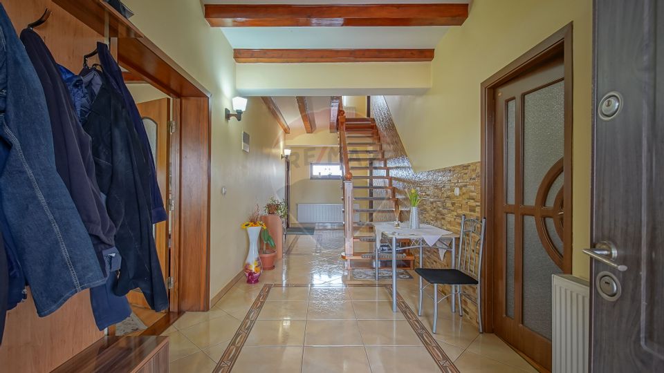 Casă cu 7 camere de vânzare Sanpetru | COMISION 0%