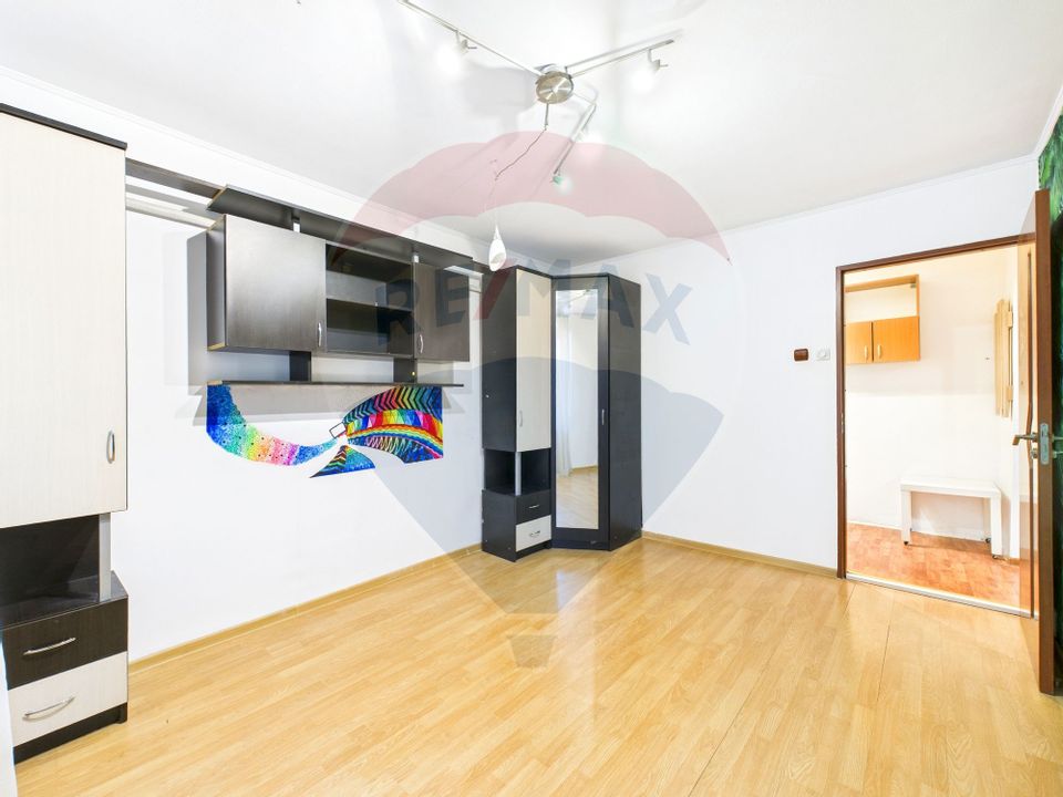 Apartament cu 4 camere de vânzare în zona Rahova