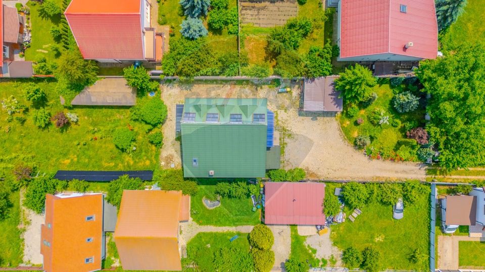 Vila rezidential/  gradina de vis/sera/ panouri/ Sanpetru!