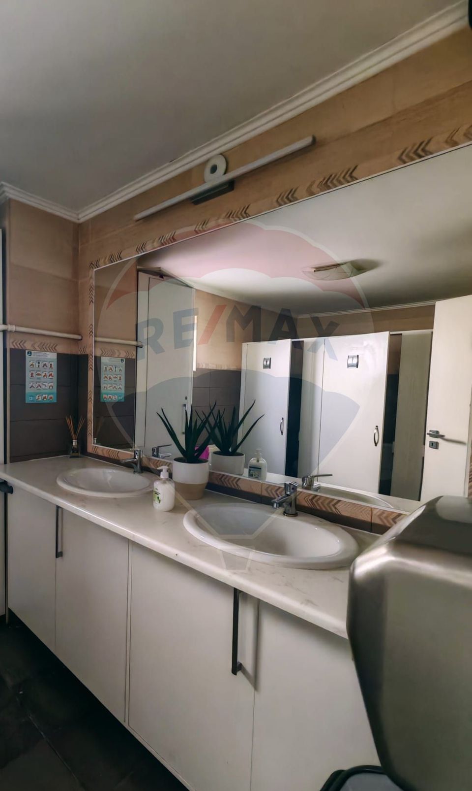 Casa cu spatiu comercial la parter