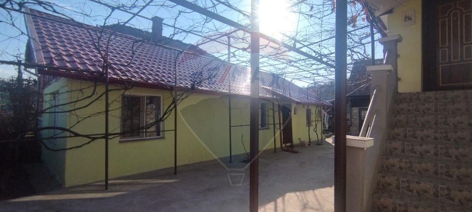 Casă /vilă de vânzare cu teren 1352 mp. central  loc. Petrindu / Sălaj
