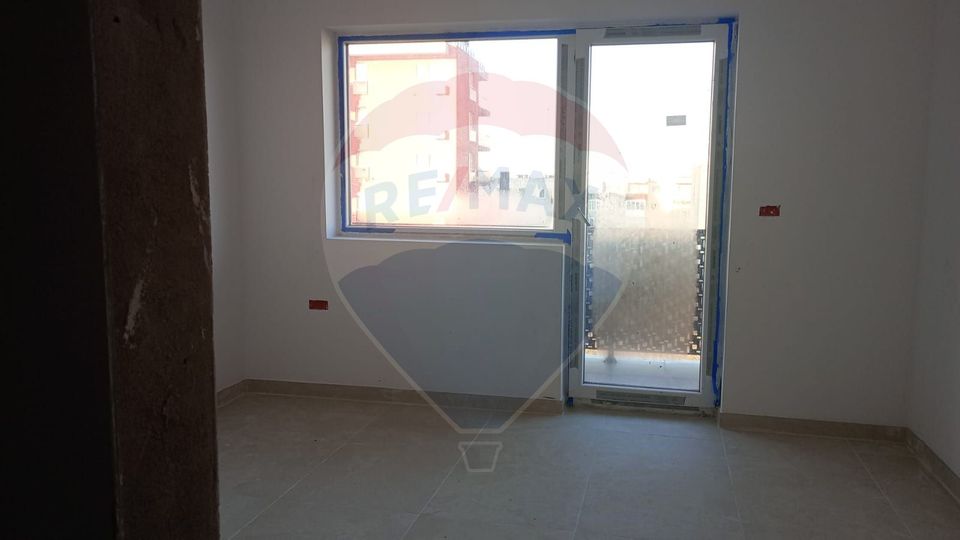 Apartament cu 3 camere de vânzare în zona Micalaca