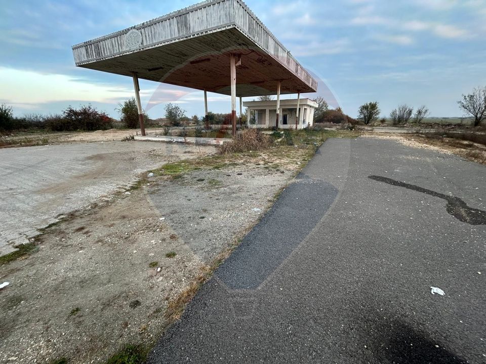 Teren Intravilan  20000 mp. plus cladire statie Peco