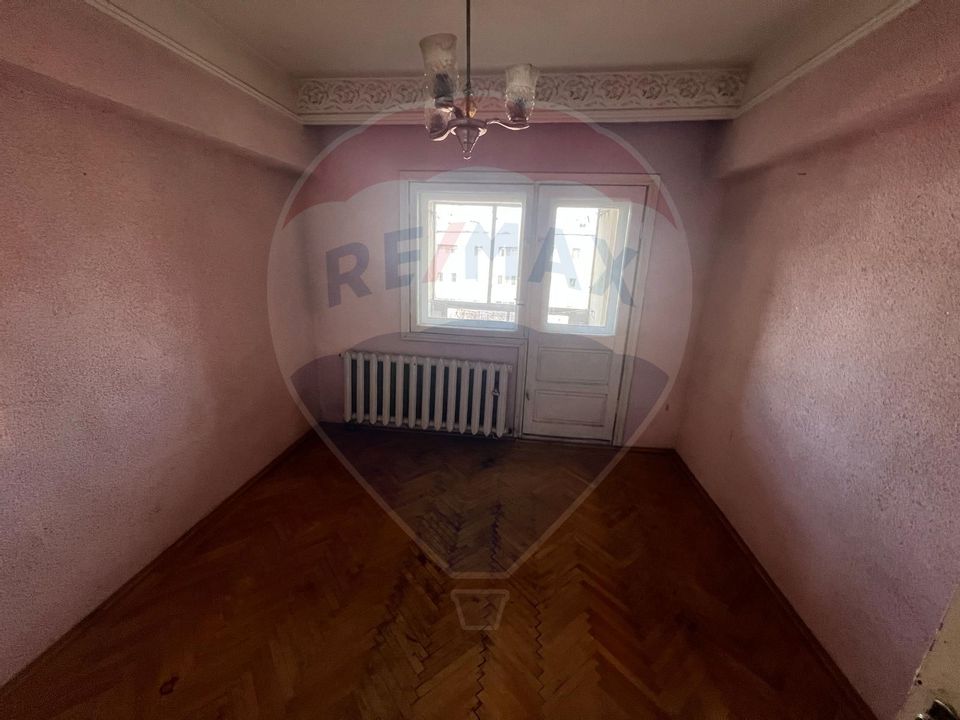 Apartament cu 4 camere de vânzare în zona Central