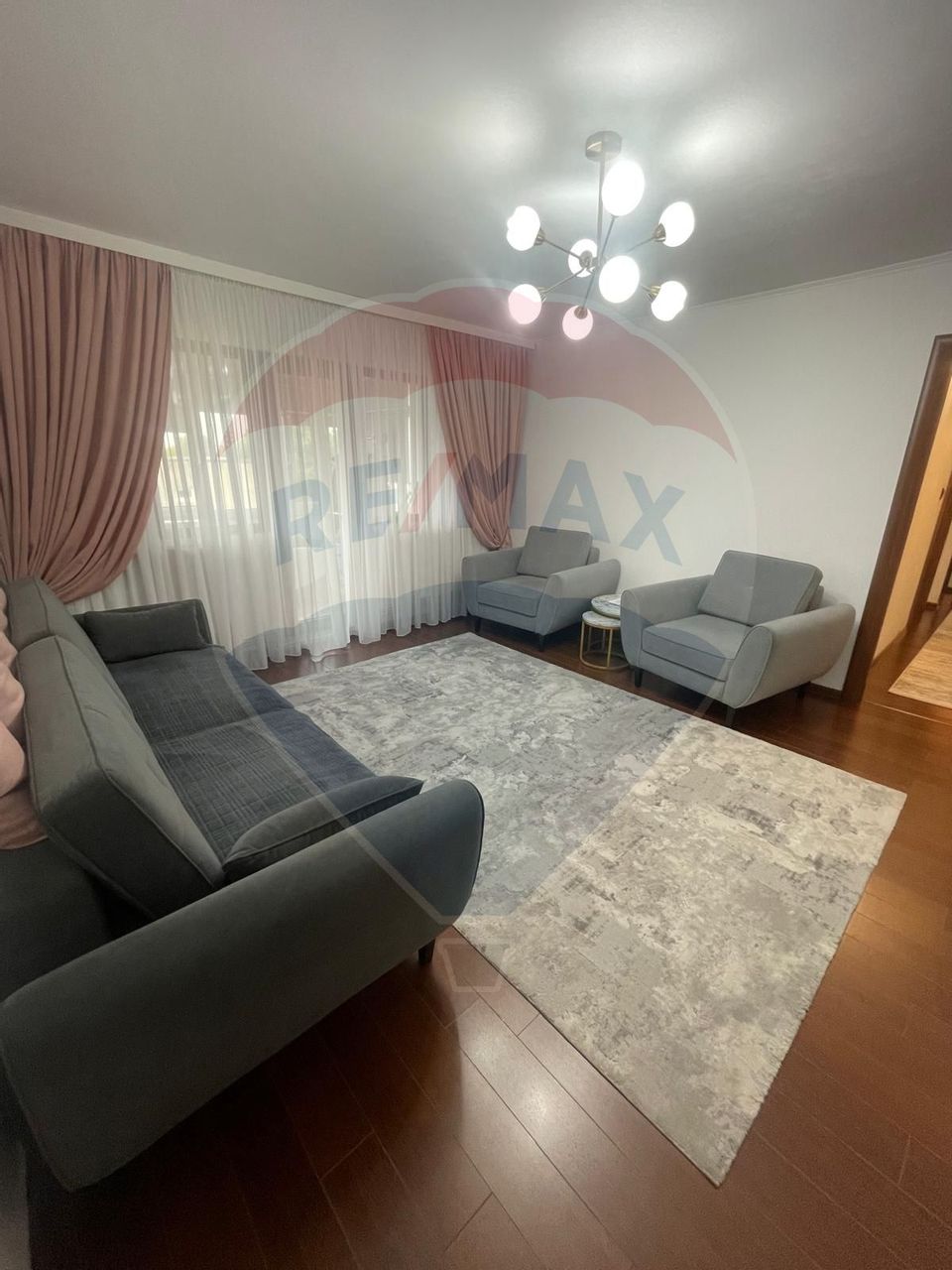 Apartament cu 3 camere de vânzare în zona Rovine