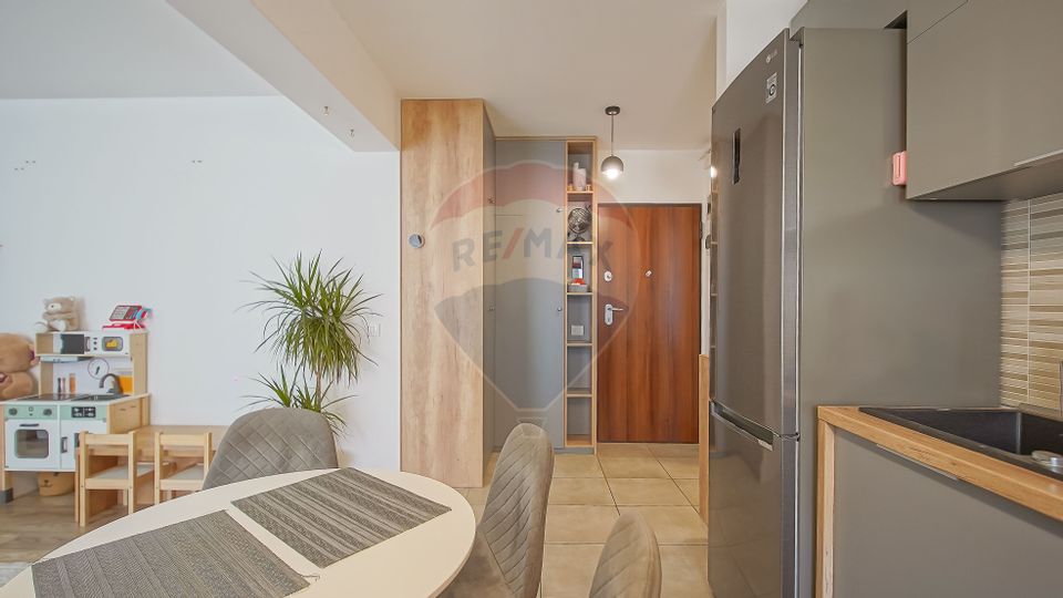 Apartament cu 2 camere și boxă de vânzare la Top City în Tractorul