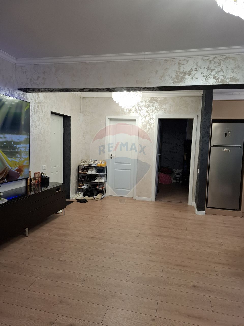 Apartament cu 3 camere  cu loc de parcare si curte proprie -de vânzare