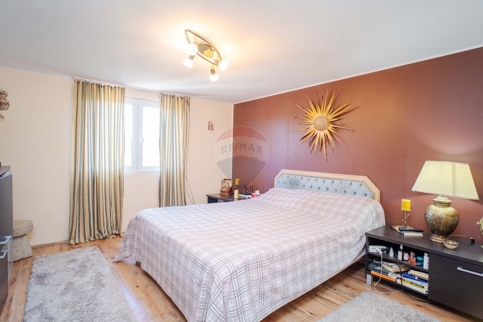 Casă / Vilă spatioasa cu teren in zona centrala Sararie