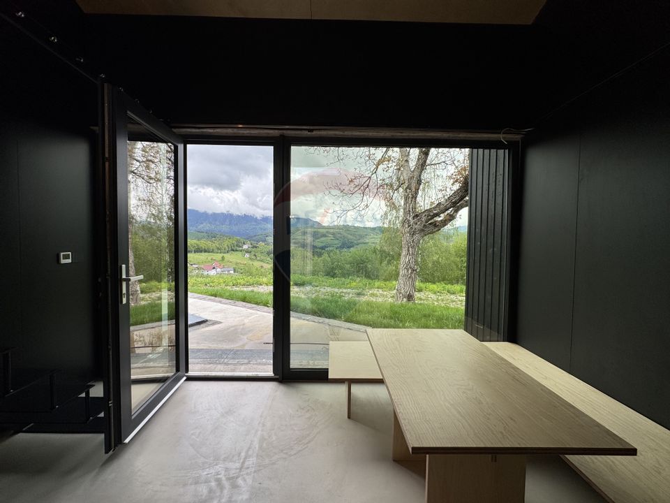 Doua case la munte, cu vedere superba, localizate in Poiana Marului