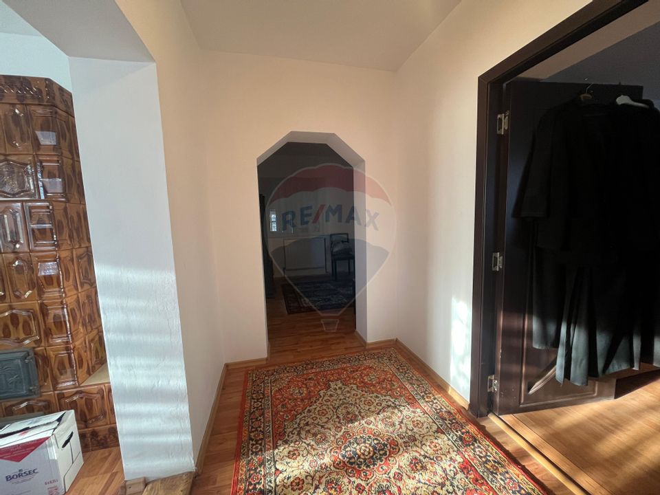 Casa cu 5 camere de vanzare in Priseaca