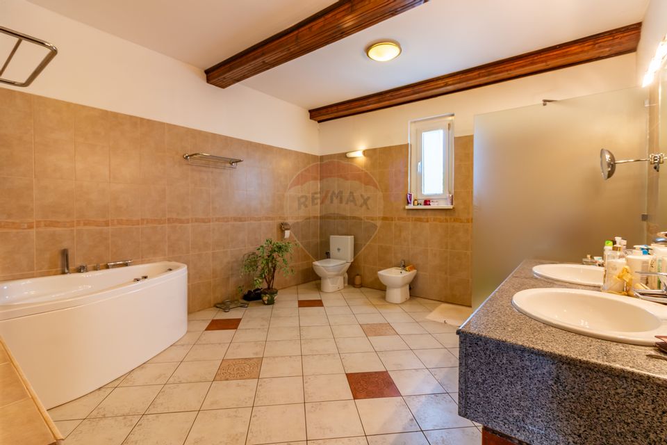 8 room House / Villa for sale