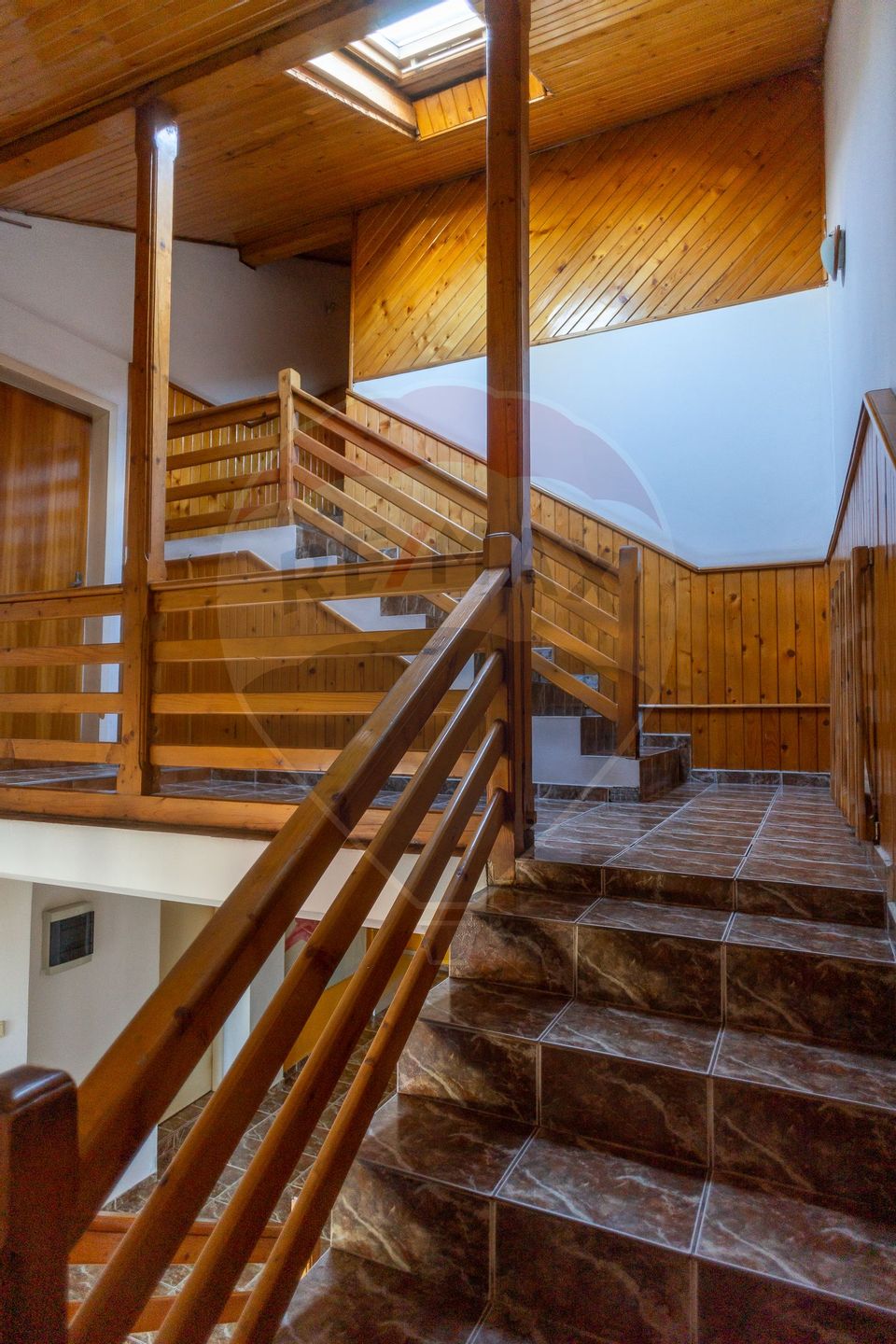 Casă / Vilă cu 10 camere si teren generos, Sos. Salaj