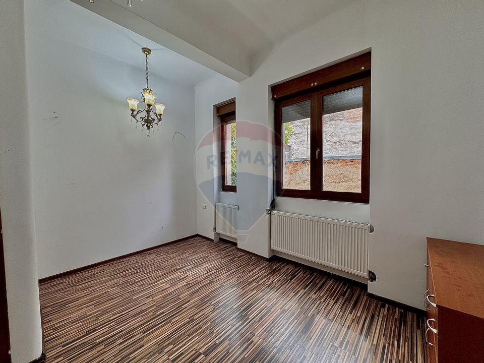 Închiriez apartament, 4 camere, zona Ultracentrala