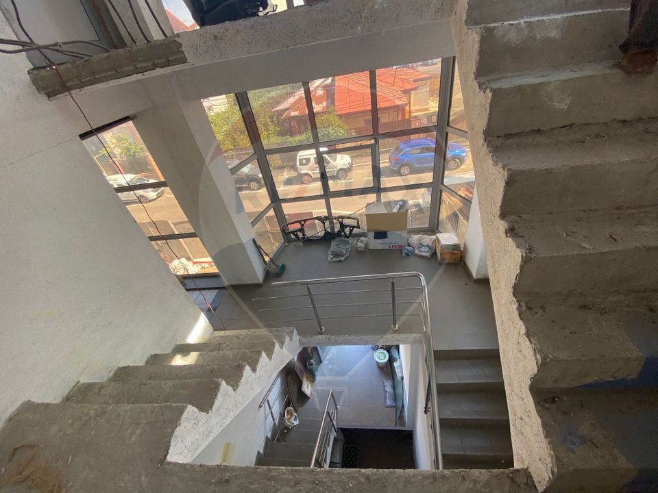 Casă / Vilă, și service cu spații de birouri, de vânzare în sector 4