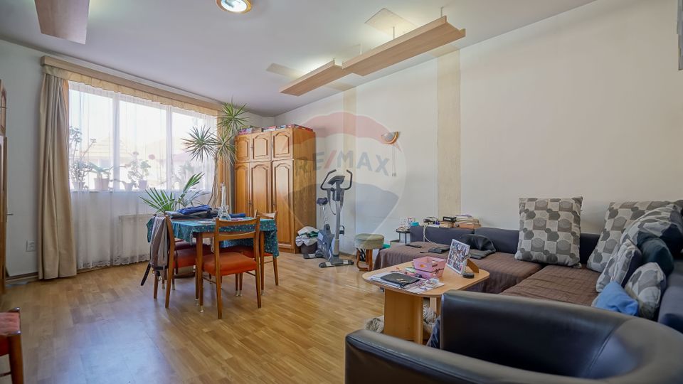 REZERVATA! Vilă impozantă, cu două apartamente și mansardă, Schei