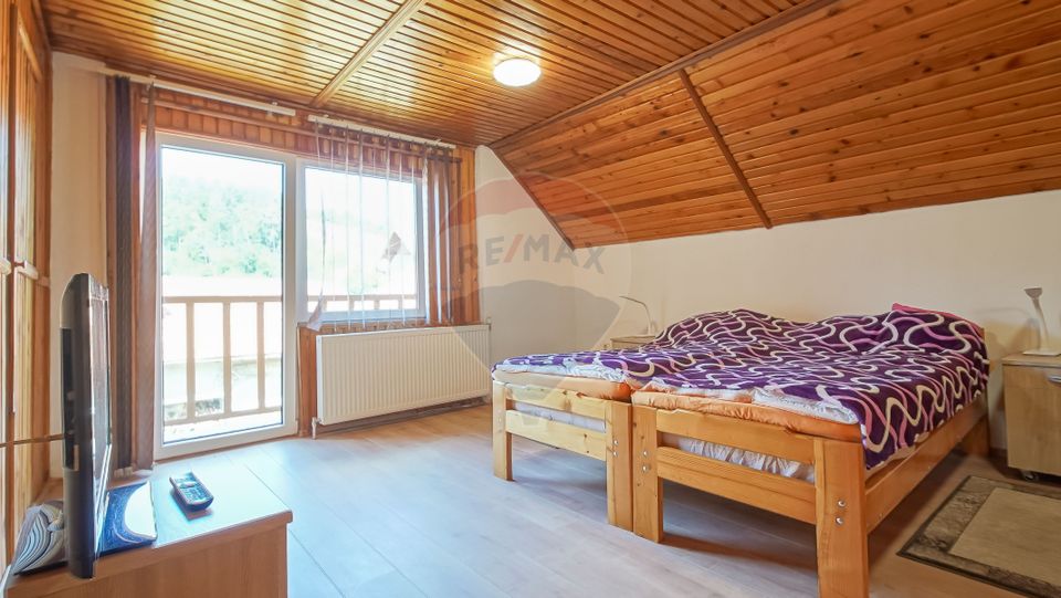 Casă falnică, curte individuală, langă Piața Unirii, în inima Scheilor