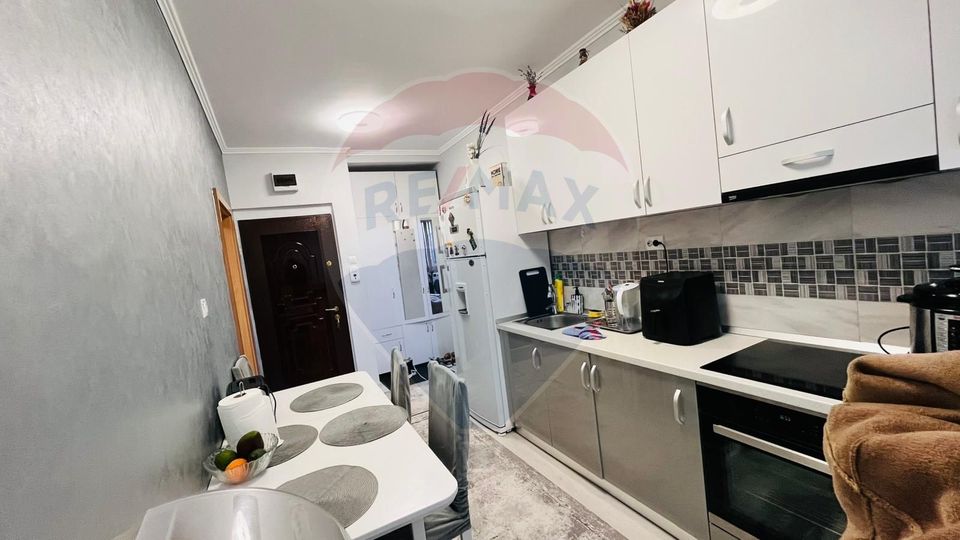 Apartament cu 3 camere de vânzare în zona Rogerius