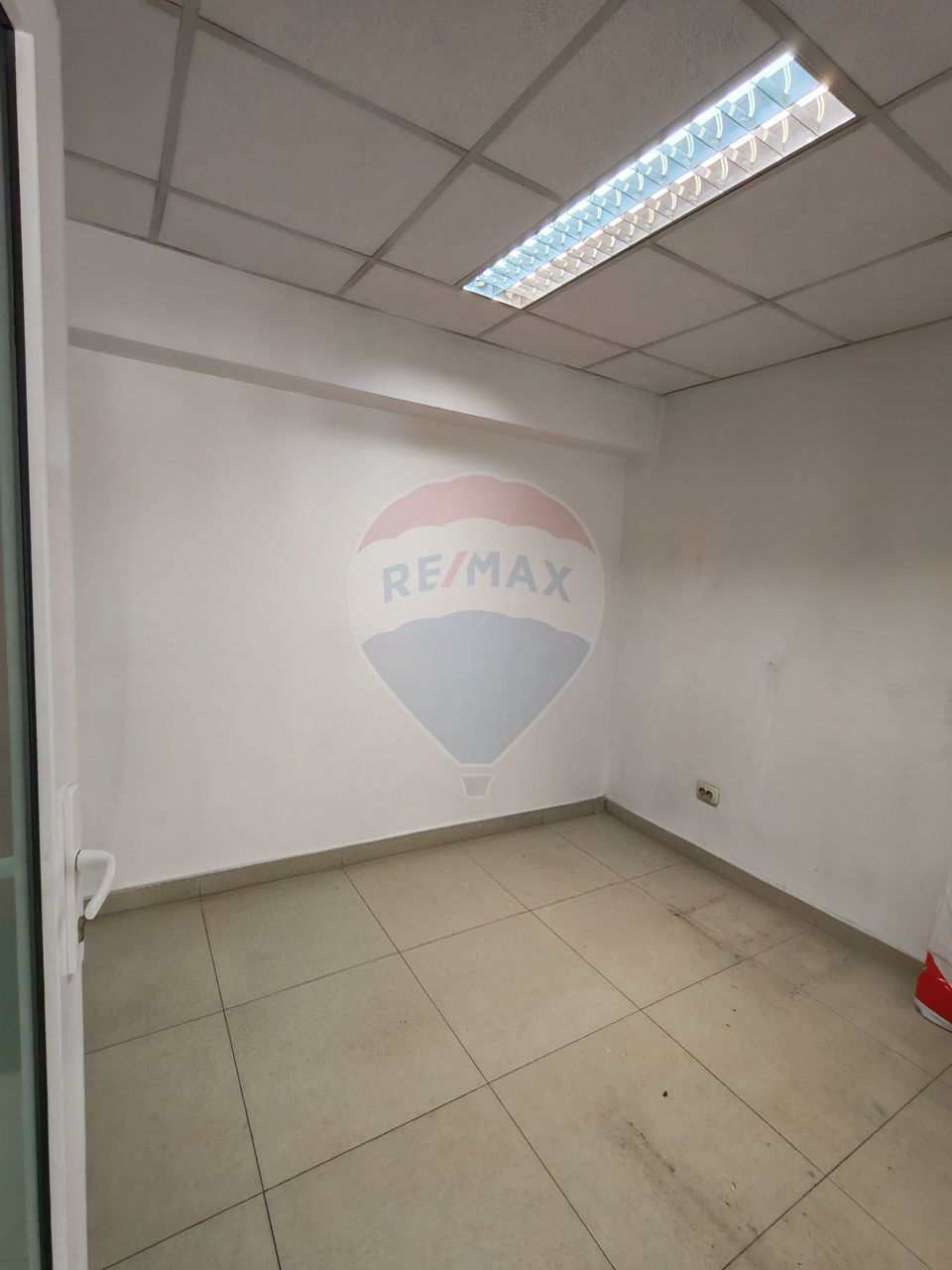 140sq.m Commercial Space for rent, Central area