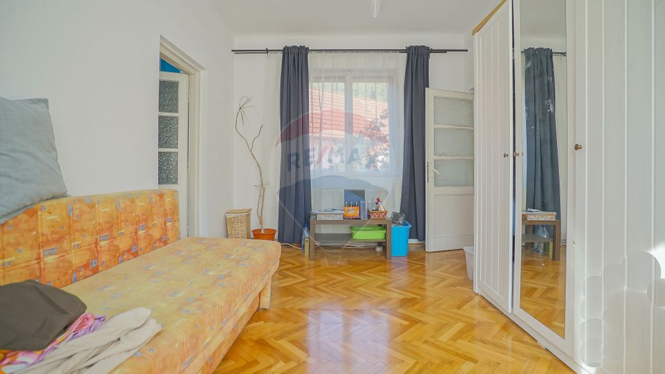 REZERVATA! Vilă impozantă, cu două apartamente și mansardă, Schei