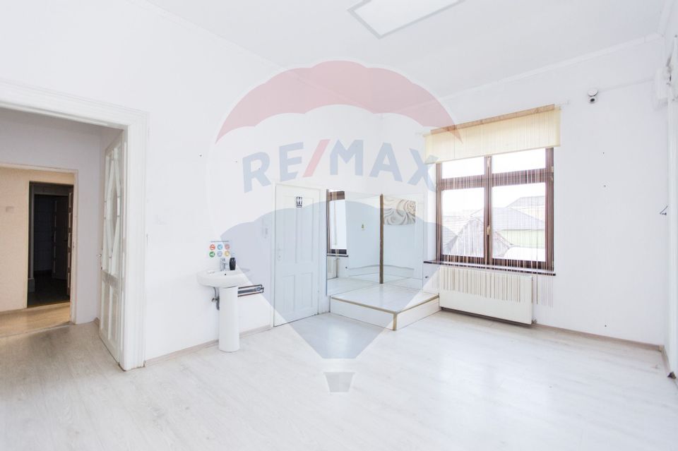Casă / Vilă cu 4 camere de vânzare în zona Central