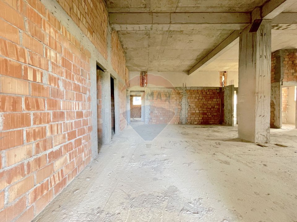 Land and multifunctional building, Poiana Brasov