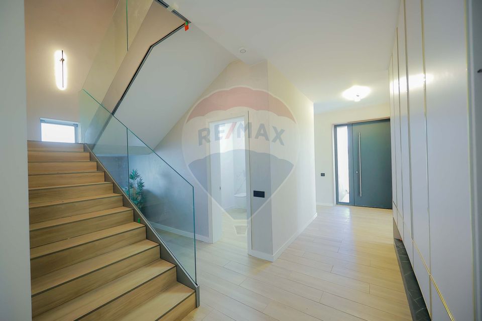 De vânzare Vilă cu 8 camere în Sânmartin, 290 mp util, teren 1100 mp