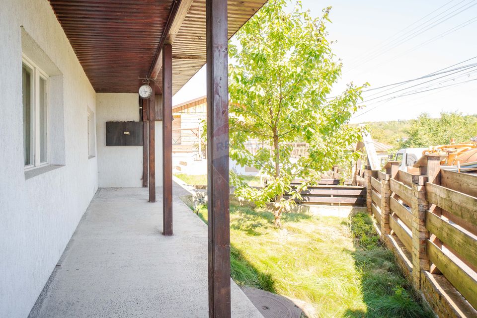 Casă / Vilă spatioasa cu teren in zona centrala Sararie