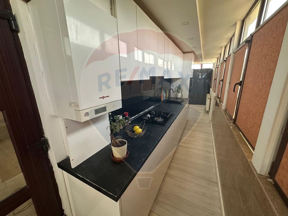 Apartament cu 4 camere de vânzare în zona Rovine