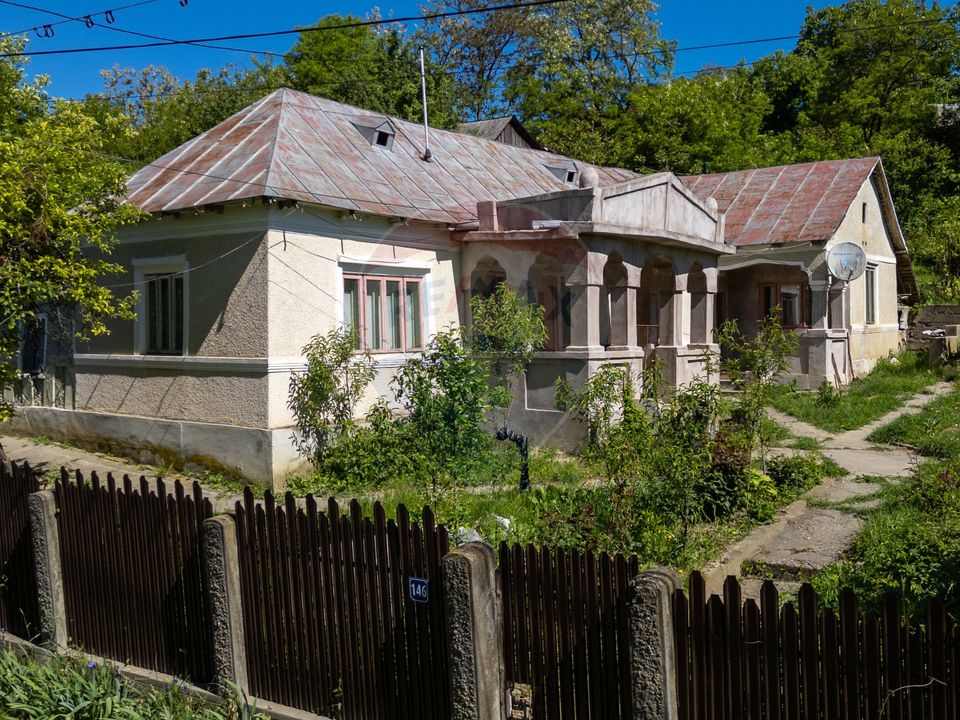 Casă taraneasca de vanzare- PARAVA-BACAU