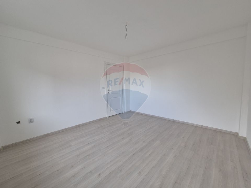 Apartament 3 camere decomandat parter