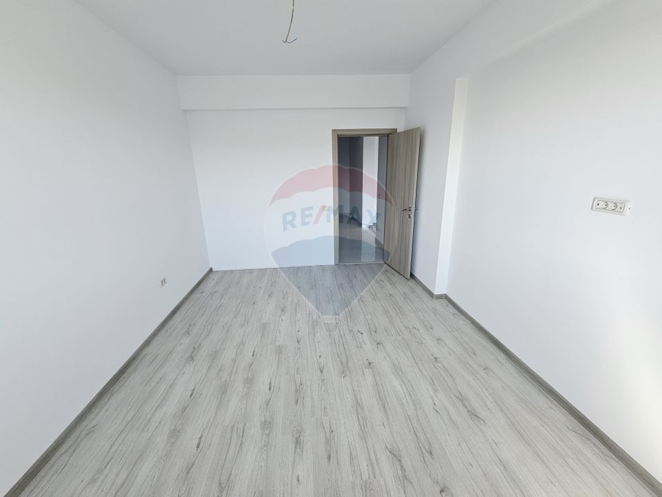 Apartament 4 camere 115.7 mp cu terasa , loc parcare si boxa demisol