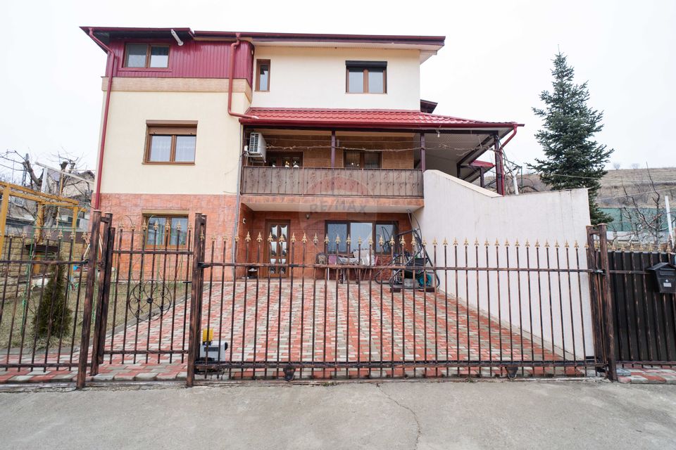 Casă / Vilă cu 3 camere de vânzare în zona Bucium