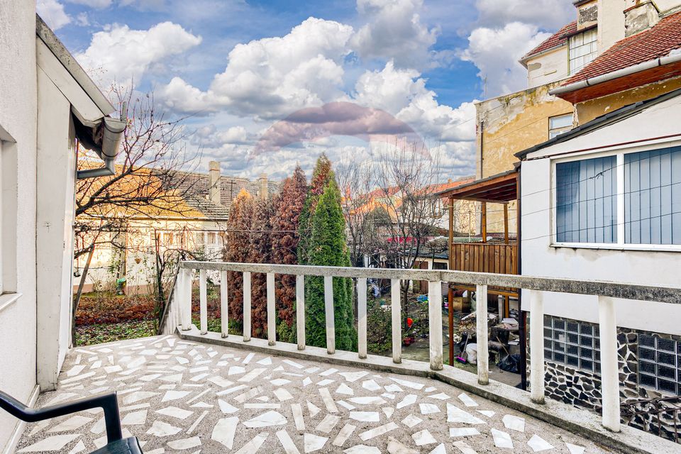 Apartament 4 camere spațioase,  curte,  zona Piata Catedralei