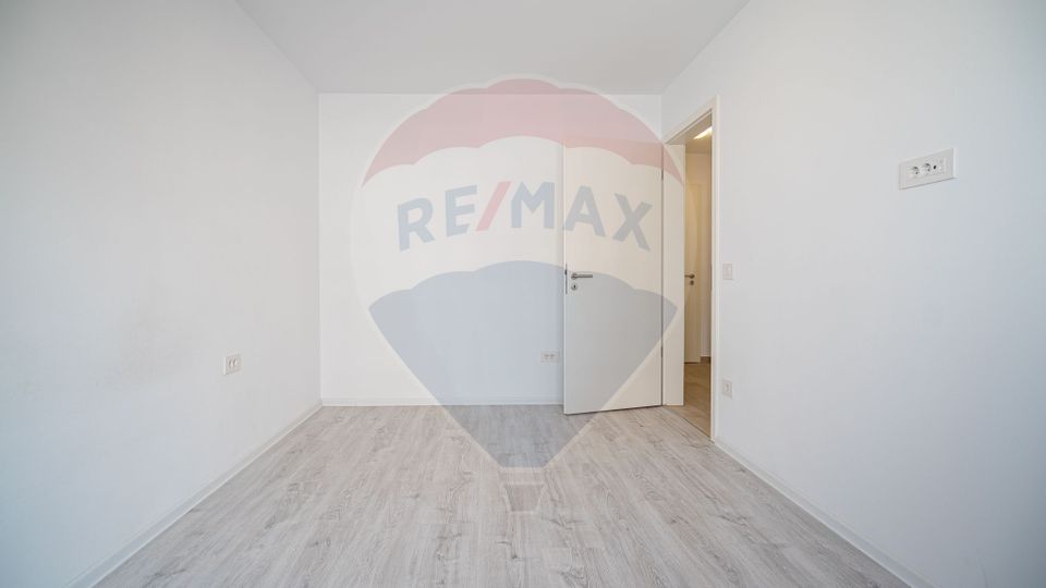 Apartament 2 camere nemobilat, cu loc de parcare si boxa | Coresi