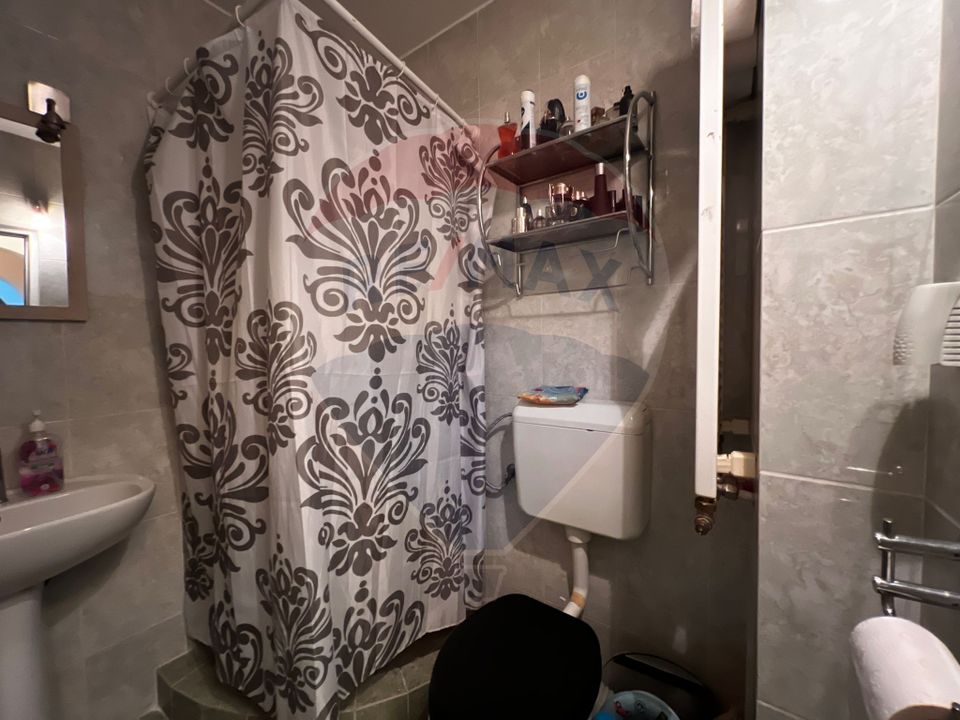 Apartament 4 camere decomandat cu loc de parcare etajul 3