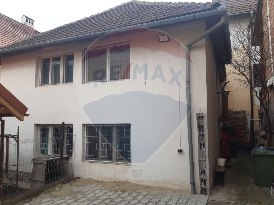 Casa cu spatiu comercial la parter