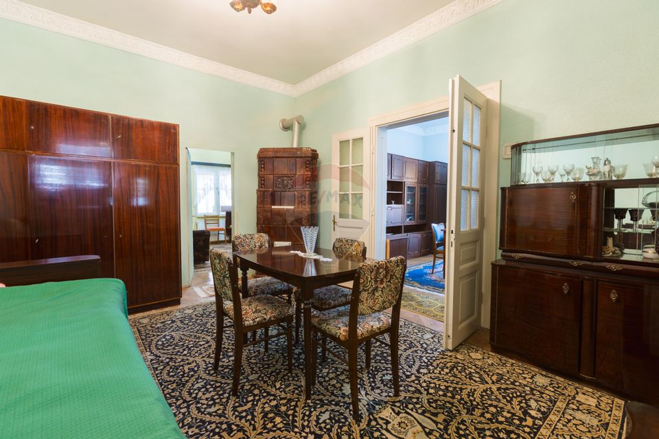 Doua Case de vanzare cu 5 camere + 3 camere,  stradal in Bran!