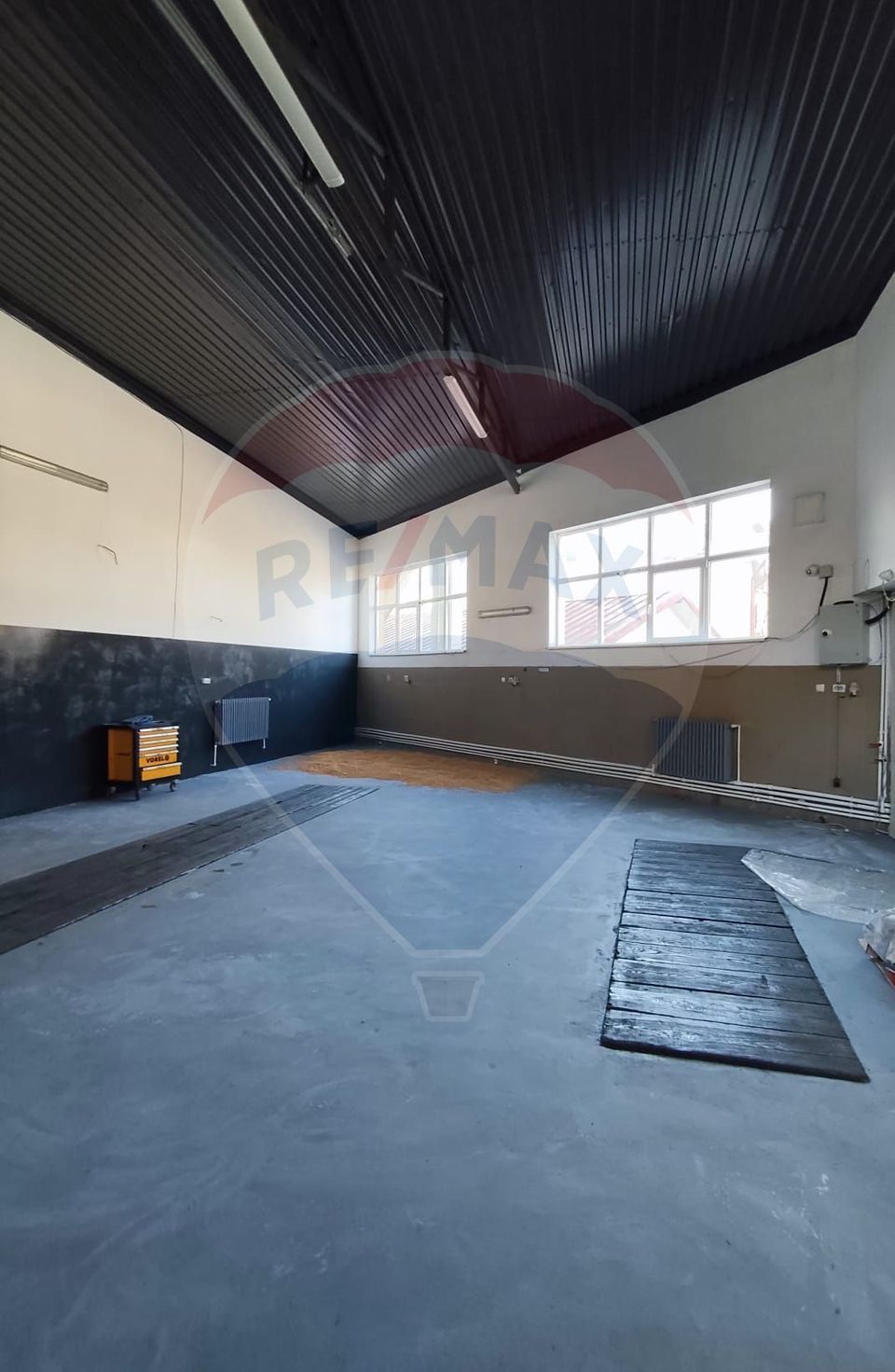 De inchiriat hala cu birouri si curte interioara in Burdujeni