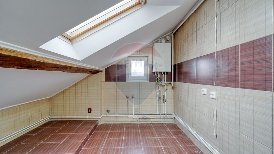 REZERVAT! Apartament generos, 6 camere, 3 băi, str Castelului