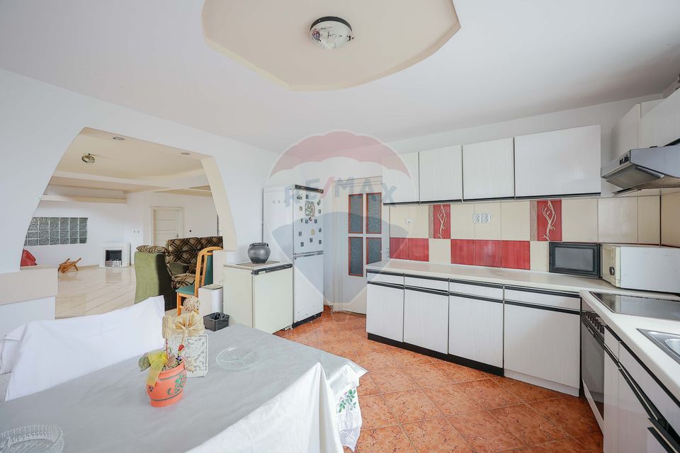 Casă cu etaj, 5 camere, de vânzare, în zonă turistică, Vadu Crișului