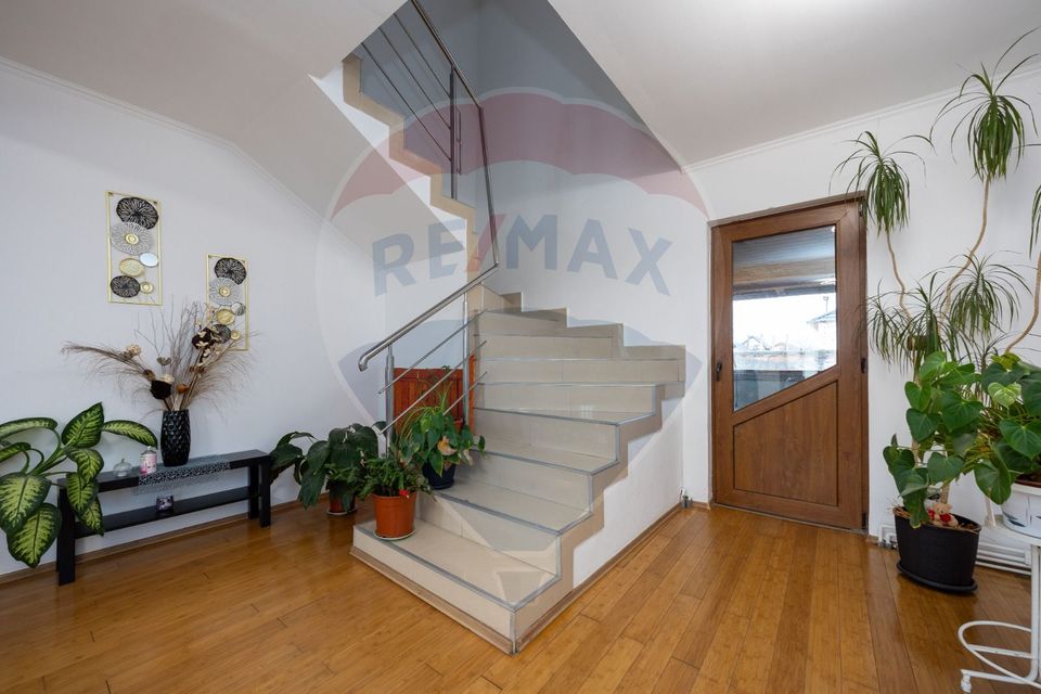 Casă individuală cu garaj și curte, 148 mp utili, zonă de case